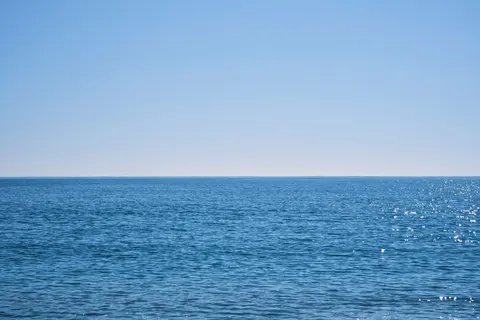 والپیپر آب ساکن با کیفیت 4K · minimal · 3840×2560