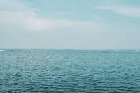 ठहरा हुआ पानी 4K वॉलपेपर · minimal · 3840×2560