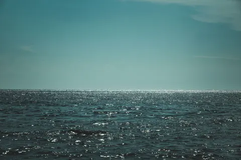잔잔한 물 4K 배경화면 · minimal · 3840×2560