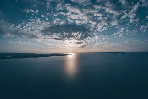 ठहरा हुआ पानी 4K वॉलपेपर · minimal · 3840×2572