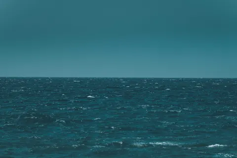 Stilles Wasser 4K Hintergrundbild · minimal · 3840×2560