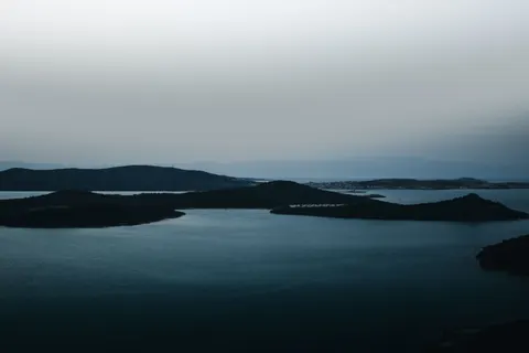 Still Water 4K Wallpaper · minimal · 3840×2560