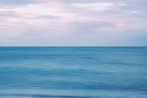 ठहरा हुआ पानी 4K वॉलपेपर · minimal · 3840×2561
