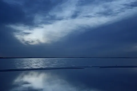 Fond d'écran Eau calme 4K · minimal · 3840×2560