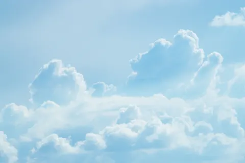 Tapeta Pastelowe chmury 4K · minimal · 3840×2553