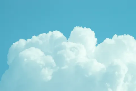 Pastellwolken 4K Hintergrundbild · minimal · 3840×2553