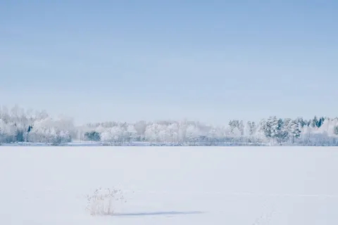 Sneeuwvlakte 4K-achtergrond · minimal · 3840×2560