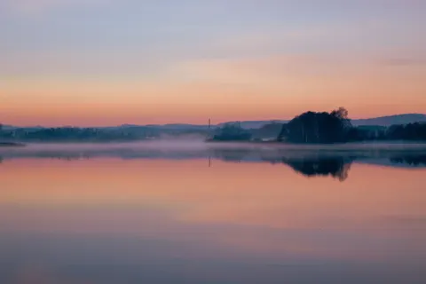 Papel de parede Lago de Montanha na Névoa 4K · nature · 3840×2560