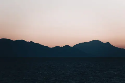 Geçişli Ufuk 4K Duvar Kağıdı · minimal · 3840×2560