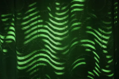लहरदार रेखाएँ 4K वॉलपेपर · abstract · 3840×2560