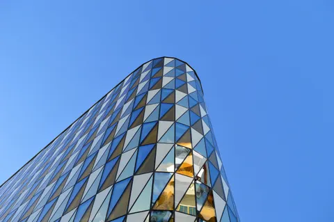 خلفية برج زجاجي بدقة 4K · architecture · 3840×2553