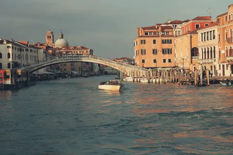 Venice Canal 4K Wallpaper · architecture · 3840×2560