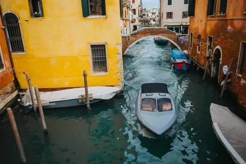 Venice Canal 4K Wallpaper · architecture · 3840×2560