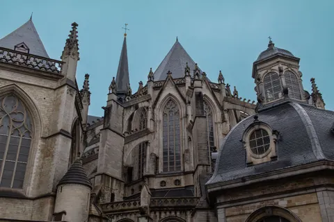خلفية كاتدرائية بدقة 4K · architecture · 3840×2560