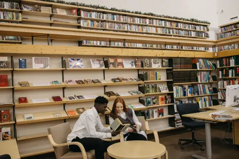 Grote bibliotheek 4K-achtergrond · architecture · 3840×2560