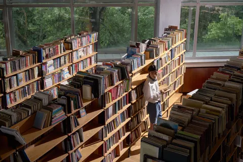 Wallpaper Perpustakaan Megah 4K · architecture · 3840×2561