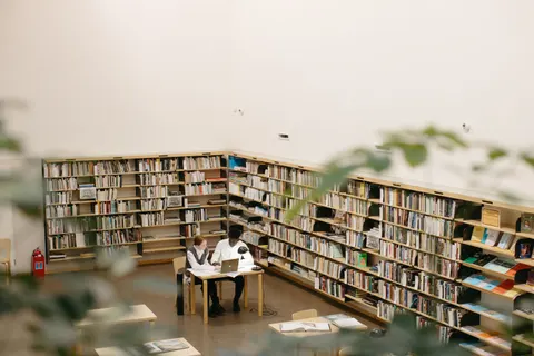 Grote bibliotheek 4K-achtergrond · architecture · 3840×2560