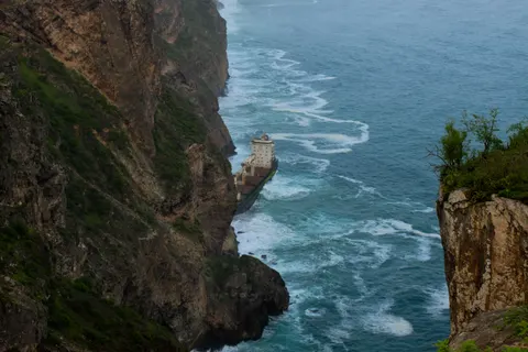 Cliff Lighthouse 4K Wallpaper · architecture · 3840×2560