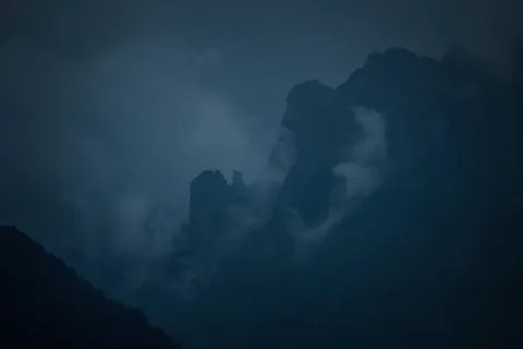 暗黑群山 4K桌布 · dark · 3840×2560