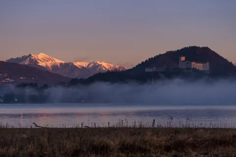 Papel de parede Lago de Montanha na Névoa 4K · nature · 3840×2560