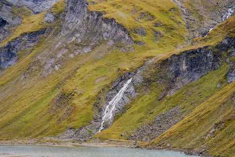 Cliff Waterfall 4K Wallpaper · waterfall · 3840×2560
