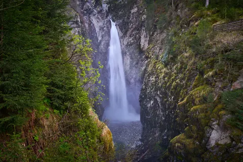 Cliff Waterfall 4K Wallpaper · waterfall · 3840×2560
