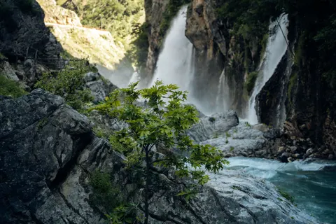 Cliff Waterfall 4K Wallpaper · waterfall · 3840×2560