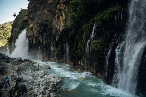 Cliff Waterfall 4K Wallpaper · waterfall · 3840×2560
