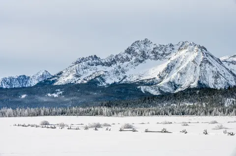 Winter Mountains 4K Wallpaper · winter · 3840×2555