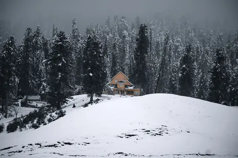 Winter Cabin 4K Wallpaper · winter · 3840×2560
