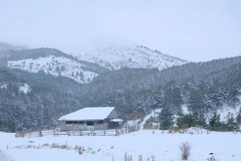 Winter Cabin 4K Wallpaper · winter · 3840×2560