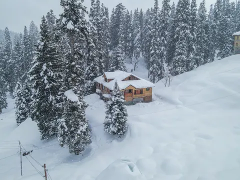 Winter Cabin 4K Wallpaper · winter · 3840×2880