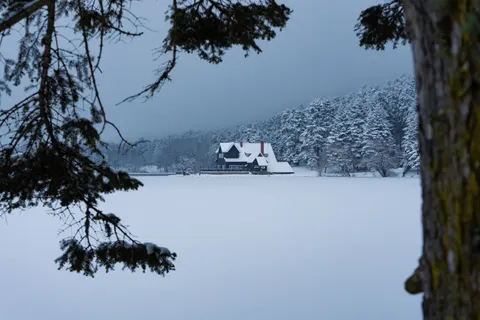 Winter Cabin 4K Wallpaper · winter · 3840×2560