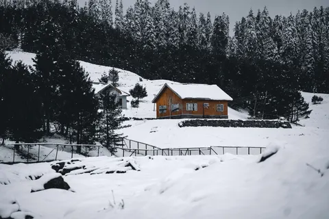 Winter Cabin 4K Wallpaper · winter · 3840×2560