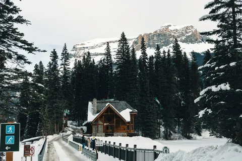 Winter Cabin 4K Wallpaper · winter · 3840×2561