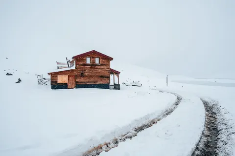Winter Cabin 4K Wallpaper · winter · 3840×2560