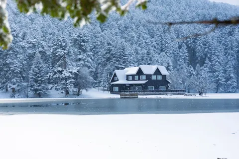 Обои Зимняя хижина 4K · winter · 3840×2560