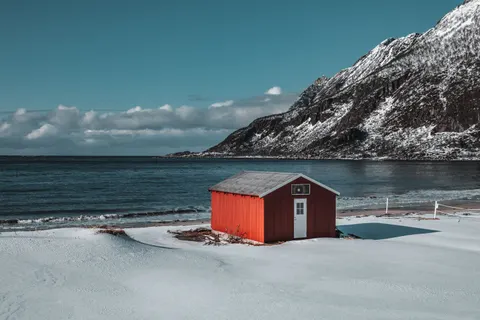 Winter Cabin 4K Wallpaper · winter · 3840×2560