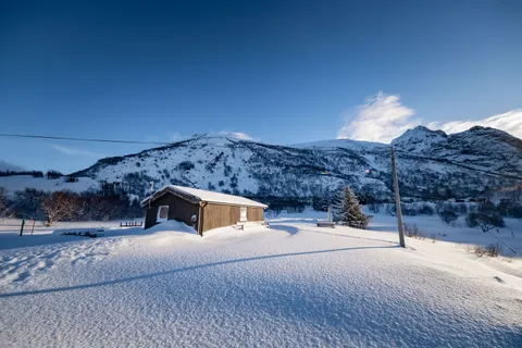 Winter Cabin 4K Wallpaper · winter · 3840×2560