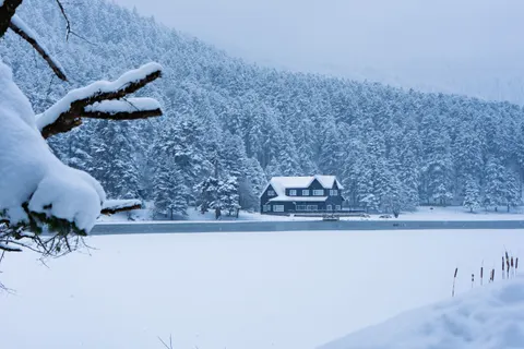 Winter Cabin 4K Wallpaper · winter · 3840×2560