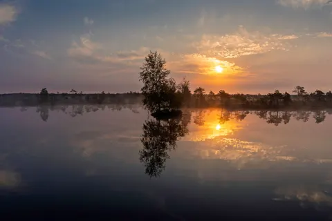Nebliger Bergsee 4K Hintergrundbild · nature · 3840×2560