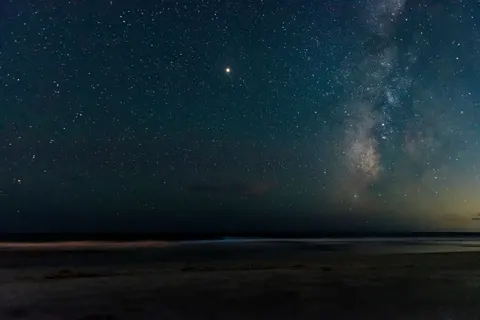 Fond d'écran Voie lactée au-dessus de la mer 4K · space · 3840×2563