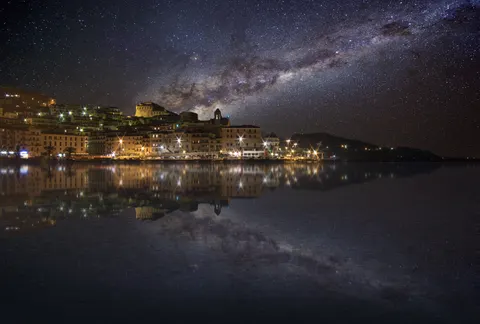 Melkweg boven Zee 4K-achtergrond · space · 3840×2593