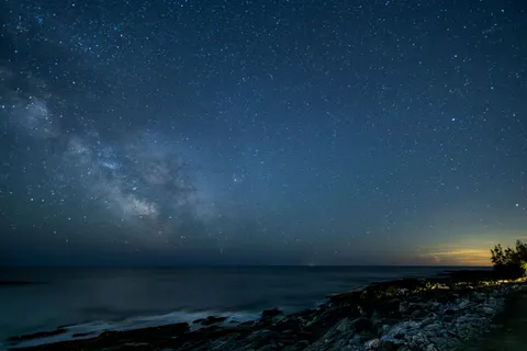 Melkweg boven Zee 4K-achtergrond · space · 3840×2560
