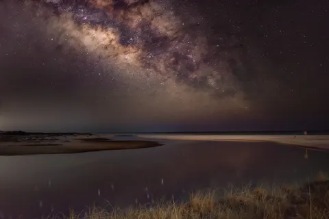Hình nền Ngân Hà Trên Biển 4K · space · 3840×2560