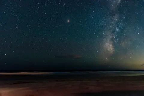 समुद्र के ऊपर आकाशगंगा 4K वॉलपेपर · space · 3840×2563