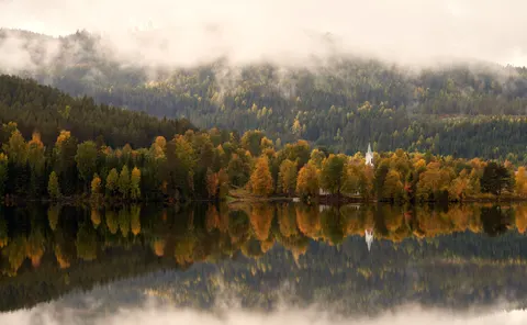 Autumn Lake 4K Wallpaper · autumn · 3840×2368
