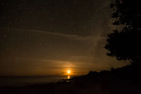Milky Way over Sea 4K Wallpaper · space · 3840×2560