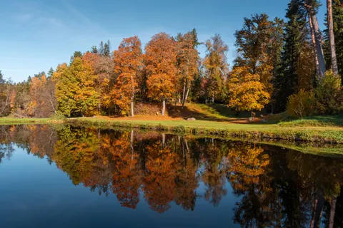 Autumn Lake 4K Wallpaper · autumn · 3840×2560
