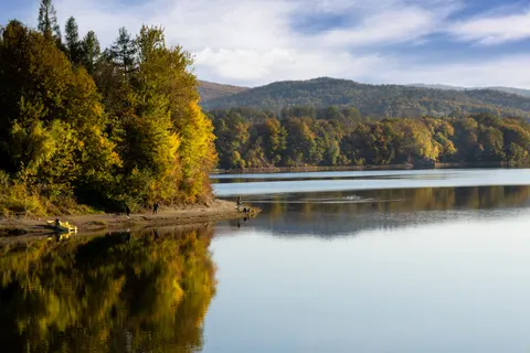 Autumn Lake 4K Wallpaper · autumn · 3840×2560